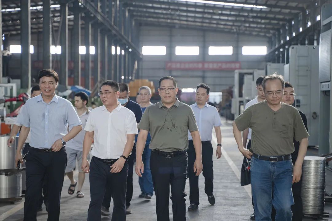衡東縣縣委副書記、縣長對朝陽集團自動化生產(chǎn)線進行視察